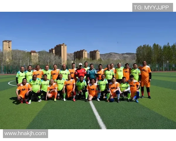 足球是11人团队的魅力所在，团结协作成就精彩比赛的秘诀